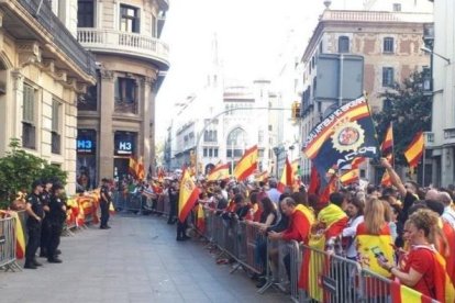 Manifestación de apoyo|soporte a la Pollicia Nacional delante de la comisaría.