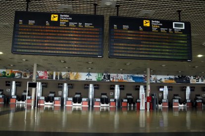 Les pantalles de l'aeroport de Reus apagades i sense cap vol anunciat durant l'estat d'alarma per coronavirus.