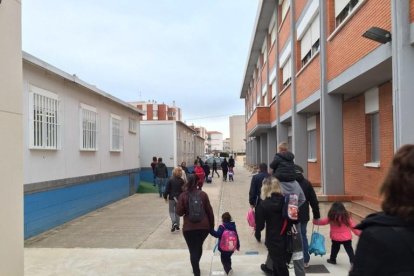 Imatge dels mòduls prefabricats de l'Escola Mestral que seran substituïts pel nou aulari