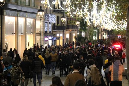 El Portal del Ángel de Barcelona, lleno de gente haciendo compras en plena campaña de Navidad.