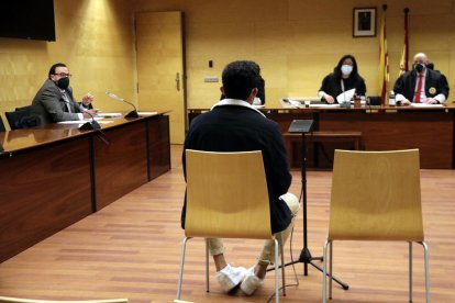 De espaldas, el acusado de abusar sexualmente de una menor de 17 años en Girona.