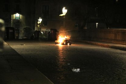 Contenedores quemando en Girona.