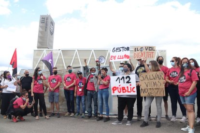 La concentración de trabajadores del 112 en las puertas del edificio de emergencias de Reus, durante la jornada de huelga.