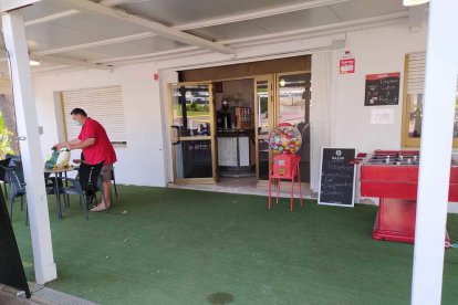 El propietario del bar MAMS de Boscos, donde entraron a robar la noche del miércoles al jueves.