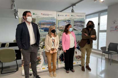 El director general de Transports i Mobilitat, David Saldoni, la directora de Territori en el Ebre, Lídia Pino, y la presidenta del Consell Comarcal de la Ribera d'Ebre, Gemma Carim.