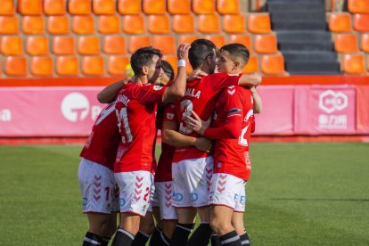 Los jugadores del Nàstic celebran uno de los tres goles que anotaron este pasado domingo en el Nou Estadi contra el Llagostera.