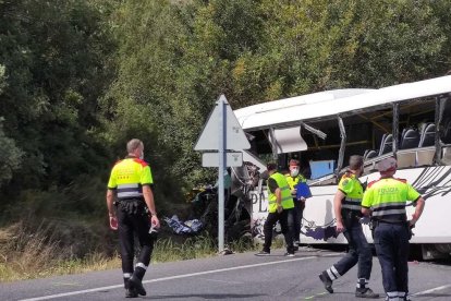 Imagen del autocar accidentado.