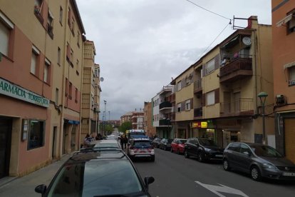 Imatge del SEM i els Mossos d'Esquadra al carrer Falset.