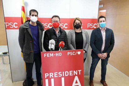 Santi Castellà acompanyada per Berrio i Viñuales a la seu del PSC.