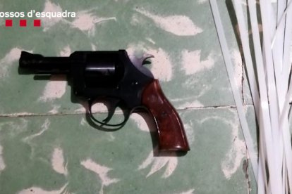 Plano detalle de una pistola utilizada por los detenidos.