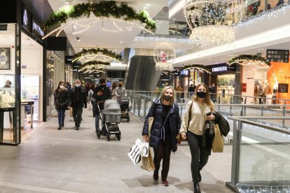 Personas paseando por el centro comercial ayer tarde.