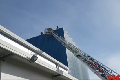 Los Bomberos trabajando en el saneamiento.