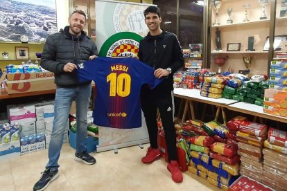 El presidente de la asociación, Luis Trinidad, y Dídac Gómez, con la camiseta entregada por Messi