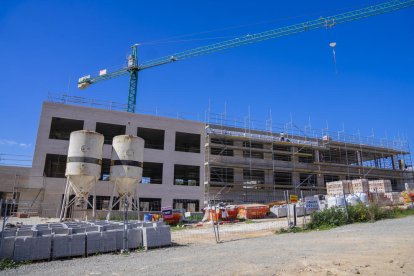 Imatge de l'estat de la construcció del nou centre educatiu de la Generalitat al barri de Llevant.