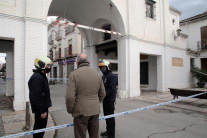 Bombers de Granada revisen l'Arc de Loja al costat de tècnics de l'Ajuntament de Santa Fe després del terratrèmol de magnitud 4,4.