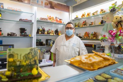 Toni Teuler es el encargado de la Pastelería Trill de Tarragona, propiedad de su mujer.