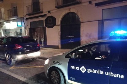 La Guardia Urbana de Reus, durante la intervención.