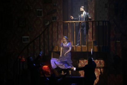 El inicio del espectáculo '¿Quién requesón en Sherlock Holmes'? en el Teatro Apolo.