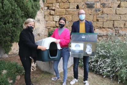 La consejera de Bienestar Animal, Carla Aguilar-Cunill, acompañada de Hermán Pinedo, consejero de Patrimonio de Tarragona.