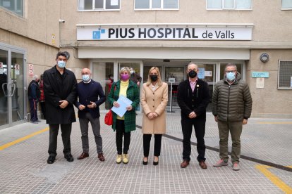 La alcaldesa de Valls, Dolors Farré; y la consellera de Salut, Alba Vergés; en|a el centro de la imagen; a la llegada al Pius Hospital de Valls.