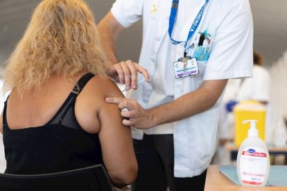 Una mujer recibiendo una dosis de la vacuna anticovid.