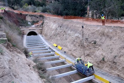 Imatge de les obres sobre el canal de l'Esquerra de Tivenys per evitar despreniments.