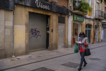 El carrer August és un dels del centre de la ciutat amb més locals buits i que acumula més brutícia.