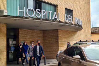 Plano general de la consellera de Salut, Alba Vergés, saliendo del Hospital Comarcal del Pallars.