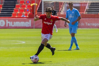 Joan Oriol con la esférica durante el Nàstic-Ibiza de este pasado domingo, que acabó con derrota de los tarraconenses.