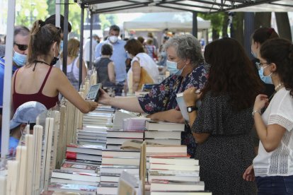 Imagen de archivo del 'Sant Jordi d'estiu' del año pasado, que se celebró en pleno mes de julio.