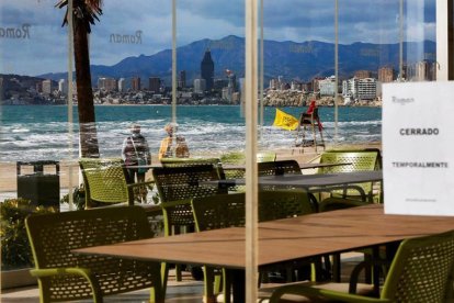 Un dels restaurants de la platja de Llevant de Benidorm tancat per les restriccions per covid.