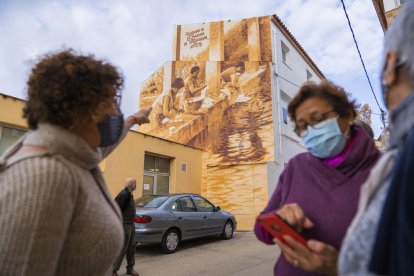 Imatge del mural amb les dones rentant la roba a la séquia.