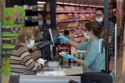 Imagen de archivo de una cajera de un supermercado.