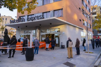 Colas para hacerse una PCR en el hotel SB Express de Tarragona durante un día de cribados.