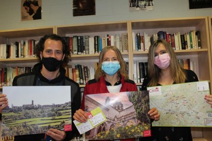 Representantes de los consells comarcals y del centro penitenciario de Lledoners sujetando mapas y material informativo de la Ruta del Cister.