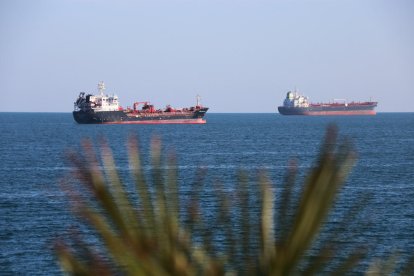 Dos vaixells petrolers fondejats davant la costa de Tarragona.