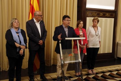 oan Josep Nuet acompañado de los otros cuatro miembros de la Mesa del Parlamento investigados por el TSJC, a la Sala de Audiencias de la cámara catalana.