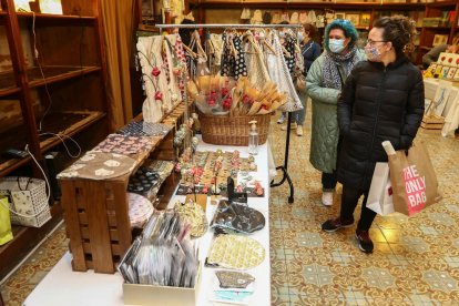 Dos mujeres mirando una parada en el Navàs Market.