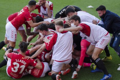 Los jugadores del Nàstic celebran el gol que anotó José Aurelio Suárez contra el Villarreal B en el partido de ida.