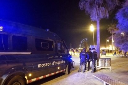 Imatge dels Mossos d'Esquadra actuant durant la nit d'aquest dissabte.