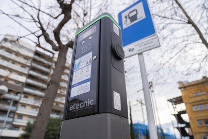 Imatge del punt de recàrrega de l'avinguda Vidal i Barraquer de Tarragona, davant la Tabacalera.