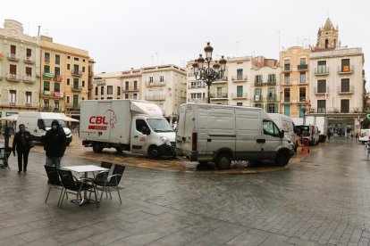 Camions se acumulan en la Mercadal a partir de las 10 h. porque «es cuando la mayoría de locales abren».