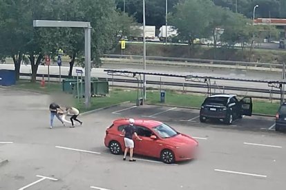 Imagen de las cámaras de seguridad del asalto y robo a una mujer en un área de servicio de la AP-7, la Montseny Sud.