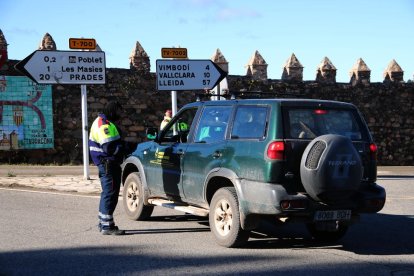 Un agente de los Mossos d'Esquadra comprobando la documentación de un conductoren un control policial en Vimbodí y Poblet.