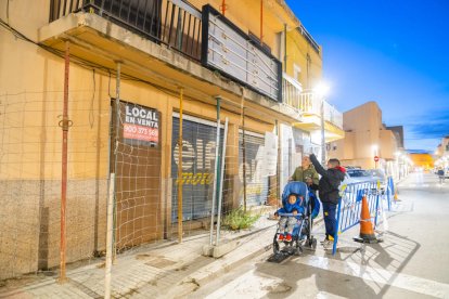 Imatge de l'edifici del carrer 10, l'apuntalament del qual no permet als vianants anar per la vorera.