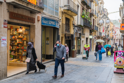 Gent amb mascareta passejant per Valls.