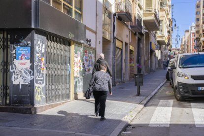 El carrer de la Unió acumula alguns dels locals buits i bruts i pateix problemes de salubritat.