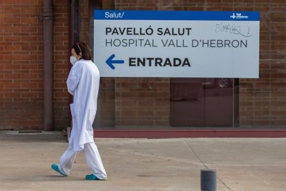 Una sanitària en l'entrada de l'hospital Vall d'Hebron de Barcelona.