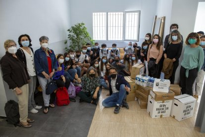 A l'acte hi van assistir una vintena d'alumnes amb la seva professora, la directora de l'institut i diverses representants del Banc d'Aliments de Vila-seca.