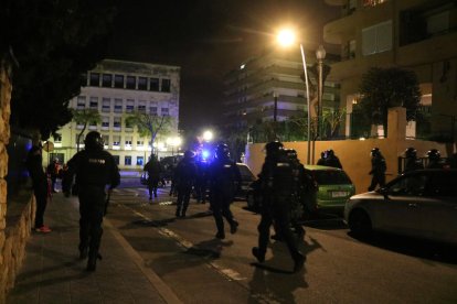 Els efectius de la BRIMO corrent darrera dels manifestants que han protestat en el cinquè dia de les mobilitzacions contra l'empresonament de Pablo Hásel.